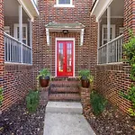 Bright And Restful 2Br Near Uptown With Balcony