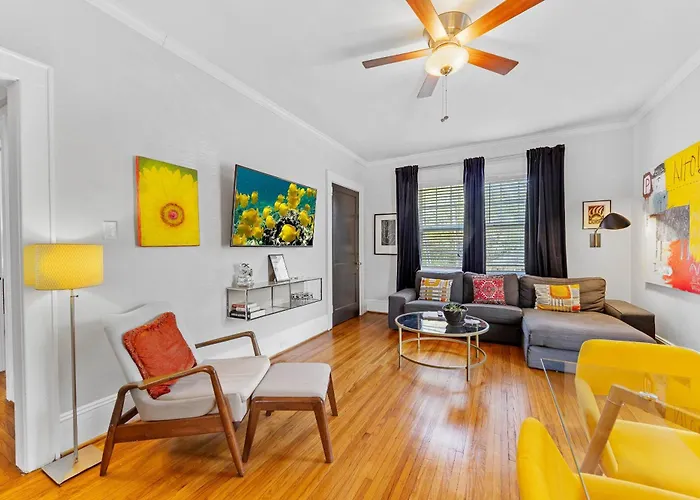 Bright And Restful 2Br Near Uptown With Balcony