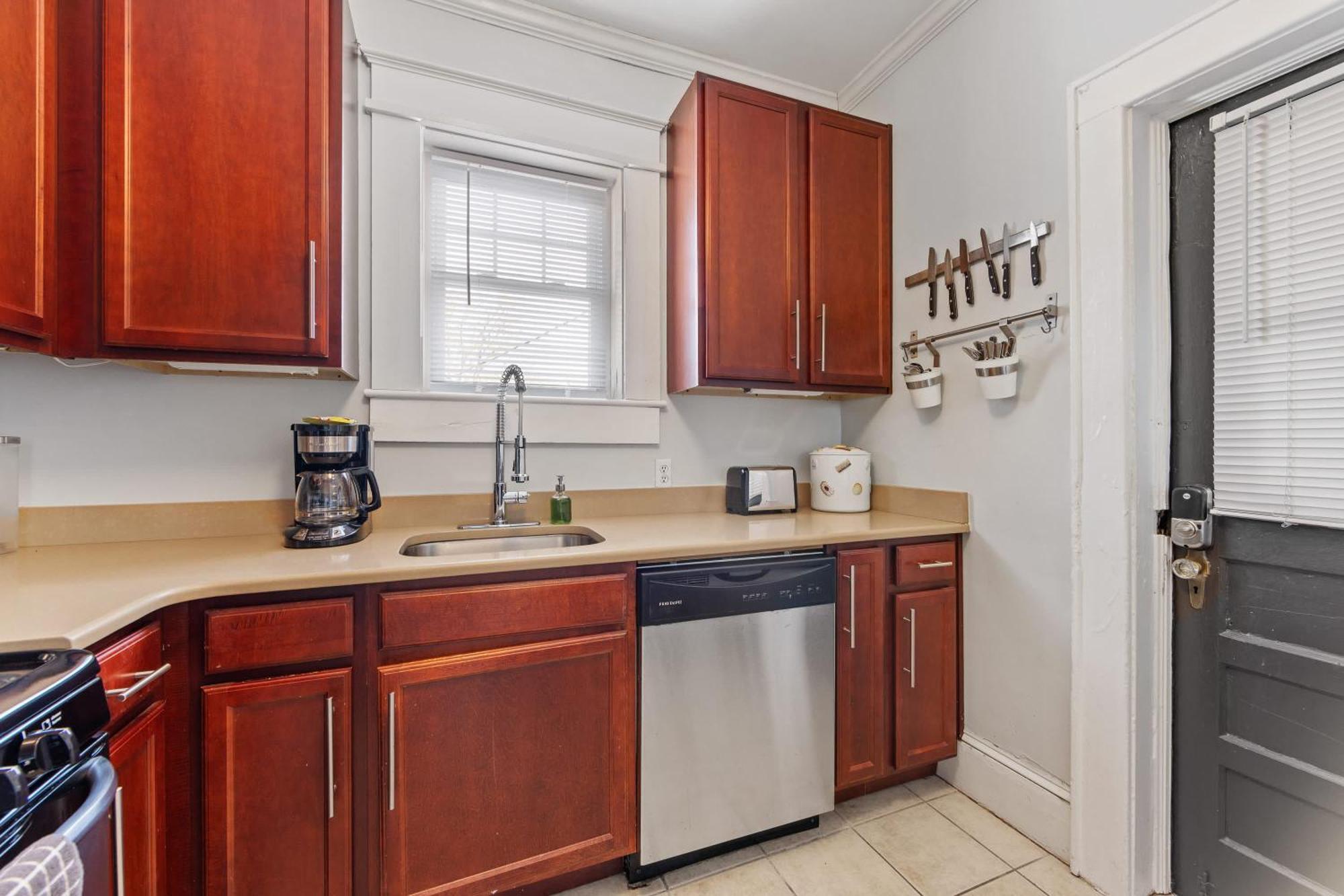 Bright And Restful 2br Near Uptown With Balcony *